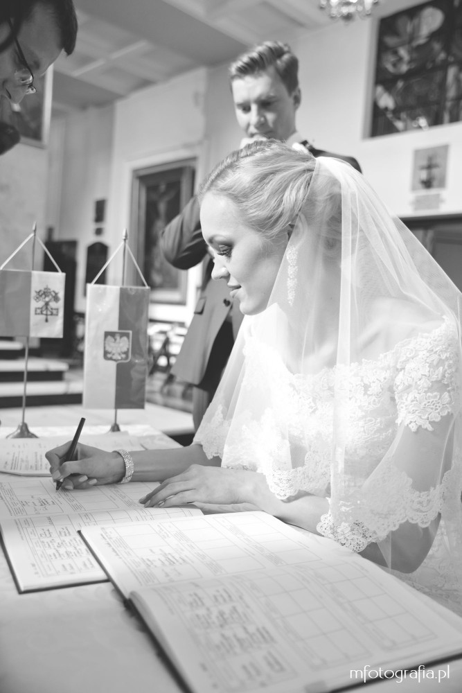 Panna Młoda podpisujaca dokumenty